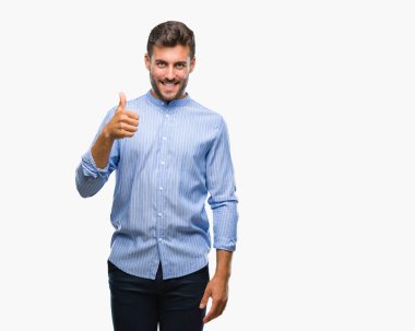 Yakışıklı delikanlı hareketi el ile mutlu yaşasın yapıyor izole arka plan üzerinde. Kameraya bakarak başarı gösteren ile ifade onaylama.
