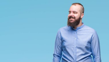 İzole arka plan uzak tarafına gülümseme ile yüzünde, doğal ifade seyir üzerinde genç beyaz hipster adam. Kendine güvenen gülüyor.