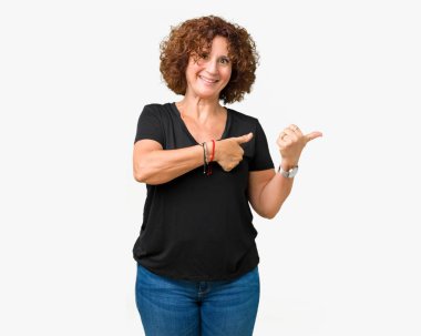 İzole arka plan güzel orta ager üst düzey kadın kendinden emin gülümseyen arkasından el ve kadar başparmak ile işaret