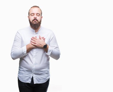 Göğüs kapalı gözler ve yüzünde minnettar jest ile izole arka plan ile gülümseyen üzerinde genç beyaz hispter adam eller. Sağlık kavramı.