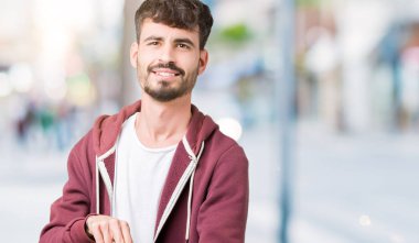 Genç yakışıklı adam acele işaretleme izlemek için zaman, sabırsızlık, üzgün ve kızgın son tarih gecikme için izole arka plan üzerinde