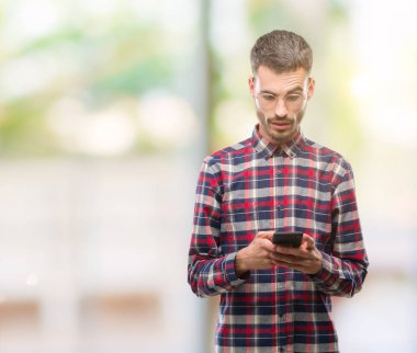 Genç yenilikçi yetişkin adam Smartphone bir sürpriz yüz, korkuyor ve heyecanlı korku ifadesi ile şok korkmuş holding