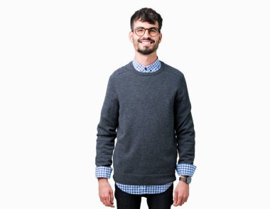 Genç yakışıklı yüzünde mutlu ve güzel bir gülümseme ile izole arka plan üzerinde gözlük takan adam akıllı. Şanslı kişi.