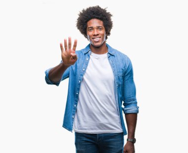 Gösterilen ve parmakları ile işaret izole arka plan üzerinde Afro Amerikalı adam kendinden emin ve mutlu gülümseyerek süre dört numara.