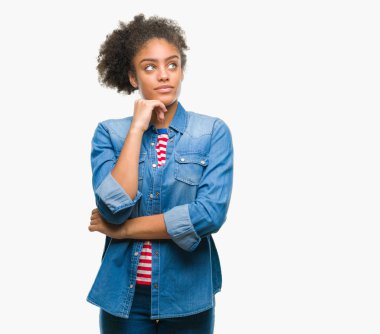 Çene düşünme hakkında soru, dalgın ifade üzerine el ile izole arka plan üzerinde genç afro Amerikalı kadın. Düşünceli yüzüyle gülümsüyor. Şüphe kavramı.