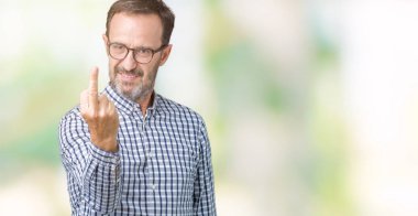 İzole arka plan gösteren orta parmak, kaba ve kaba siktir git ifade üzerinde gözlük takan yakışıklı orta yaş zarif komuta sizde