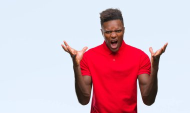 Genç Afro-Amerikan adam kızgın ve silah ile başarı için deli kutluyor izole arka plan üzerinde kaldırdı ve heyecanlı çığlık gözler kapalı. Kazanan kavramı