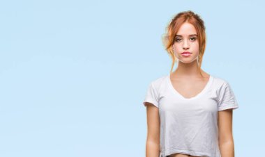 Yüzünde ciddi bir ifade olan, soyutlanmış bir geçmişi olan güzel bir kadın. Basit ve doğal bir şekilde kameraya bakıyorsun..