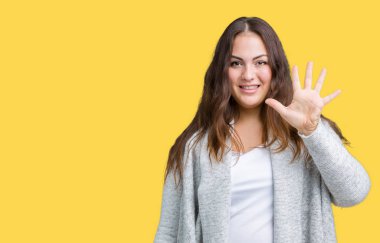 Parmakları ile beş kendinden emin ve mutlu gülümseyerek süre güzel artı boyutu genç kadın giyiyor kış ceket ve yukarıyı gösteren izole arka plan üzerinde numara.