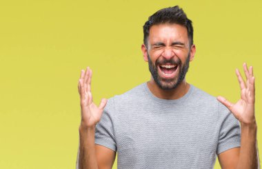 Yetişkin İspanyol adam kızgın ve silah ile başarı için deli kutluyor izole arka plan üzerinde kaldırdı ve heyecanlı çığlık gözler kapalı. Kazanan kavramı