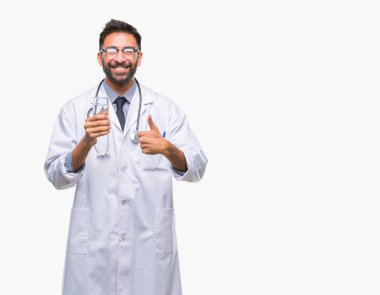 Ok işareti, başparmak ile parmak, mükemmel işareti yapıyor kocaman bir gülümseme ile mutlu arka plan üzerinde bardak su içme yetişkin İspanyol doktor adam izole