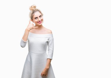 Genç güzel sarışın ve mavi gözlü kadın yapıyor gülümseyen izole arka plan üzerinde telefon hareketi ile el ve parmak telefonda konuşuyor gibi. Kavramları iletişim.