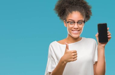 Genç güzel afro Amerikan smartphone ekran üzerinde gösterilen arka plan mutlu ok işareti, başparmak ile parmak, mükemmel işareti yapıyor kocaman bir gülümseme ile izole