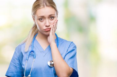 Genç Sarışın cerrah doktor kadın yorgun ve bıkkın ile depresyon sorun Çapraz kollar ile seyir düşünüyorum izole arka plan.