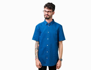 Seksi bir ifadeyle, neşeli ve mutlu yüzünü kameraya bakarak göz kırpıyor izole arka plan üzerinde gözlük takan genç yakışıklı adam.