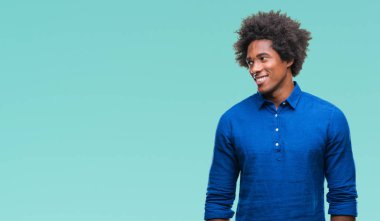 Uzak tarafına yüzünde, doğal ifade gülümseme ile seyir izole arka plan üzerinde Afro Amerikalı adam. Kendine güvenen gülüyor.