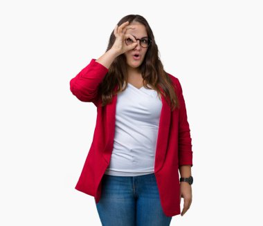 Artı boyutu genç iş kadını güzel şık ceket ve gözlük ok jest yapıyor izole arka plan üzerinde giyen ile sürpriz yüz, göz parmaklarının arasından seyir şok. İmansız ifade.