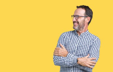 İkna ve kendine güvenen tarafına silahlarla seyir gülümseyen izole arka plan üzerinde gözlük takan yakışıklı orta yaş zarif komuta sizde geçti