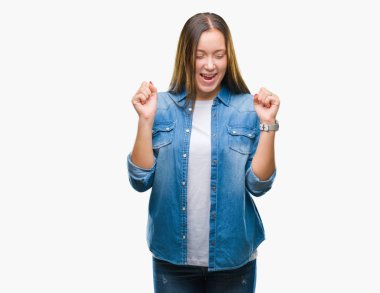 Kutlama izole arka plan üzerinde beyaz güzel kadın şaşırttı ve başarı için kaldırdı kollarını açarak hayret ve gözleri açık. Kazanan kavramı.