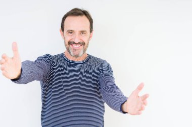 Sarılmak için kollarını açarak gülümseyerek kameraya bakarak izole arka plan üzerinde yakışıklı komuta sizde. Neşeli ifade kucaklayan mutluluk.