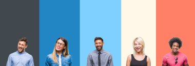 Kolaj Grup seksi bir ifadeyle, neşeli ve mutlu yüzünü kameraya bakarak göz kırpıyor renkli vintage izole arka plan üzerinde genç insan.