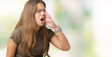 Genç güzel esmer kadın bağırarak ve ağzı üzerinde el ile yan için çığlık izole arka plan yüzünden. İletişim kavramı.