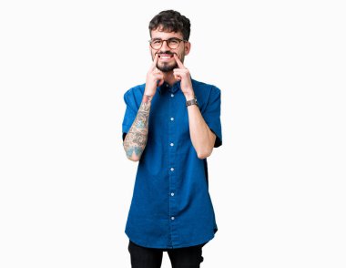 Genç yakışıklı adam gözlük izole üzerinde gülen arka plan açık ağız ile parmak işaret ve neşeli gülümseme zorlamadan