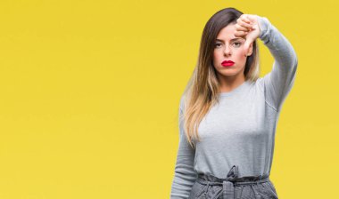 Genç güzel işçi iş kadını mutsuz ve kızgın ret gösterilen ve başparmak aşağı hareketi ile negatif seyir izole arka plan üzerinde. Kötü ifade.