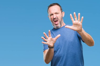 Şokta bağırarak orta yaş ağarmış üst düzey adam izole arka plan korkuyor ve korku ifade dur hareketi el ile ile çok korkmuş. Panik kavramı.