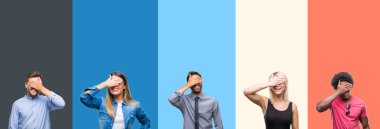 Kolaj grup gülümseyen ve gözler için sürpriz kapsayan yüz el ile gülüyor renkli vintage izole arka plan üzerinde genç insan. Kör kavramı.