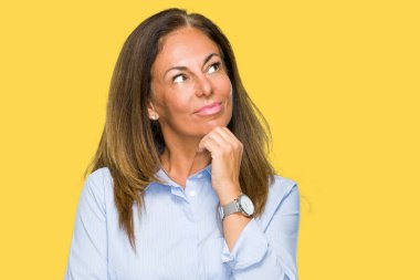 Güzel orta yaş iş çene düşünme hakkında soru, dalgın ifade üzerine el ile izole arka plan yetişkin kadın. Düşünceli yüzüyle gülümsüyor. Şüphe kavramı.