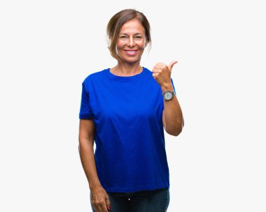 Orta yaş arıyor ve başparmak yanında yukarıyı mutlu yüz ile gülümseyen izole arka plan üzerine İspanyol kadın kıdemli.