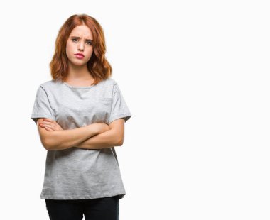 İzole arka plan şüpheci ve sinir, onaylamayan ifade yüz çapraz kolları olan genç güzel kadın. Negatif kişi.