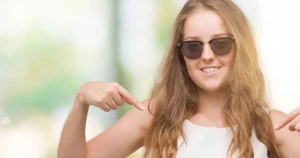 Junge Blonde Frau Mit Sonnenbrille Sieht Selbstbewusst Aus Mit Einem — Stockfoto