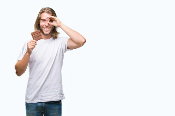 Joven Hombre Guapo Con Pelo Largo Comer Barra Chocolate Sobre — Foto de Stock