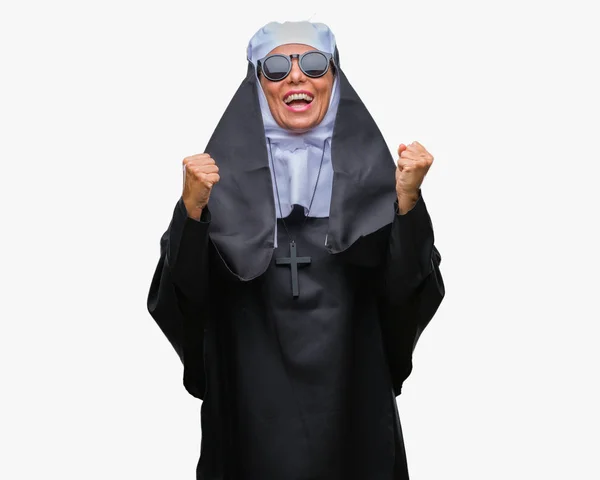 Monja Católica Mayor Mediana Edad Con Gafas Sol Sobre Fondo — Foto de Stock