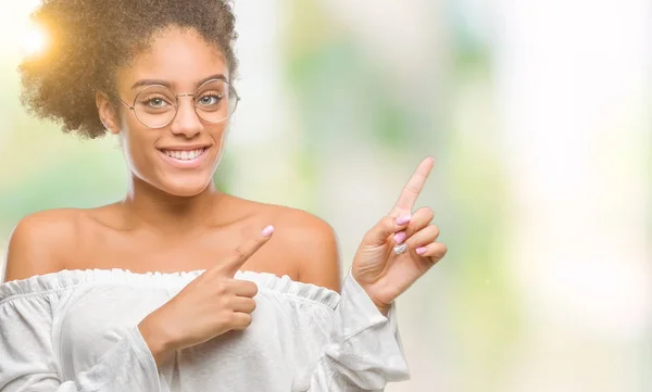 Jovem Afro Americana Vestindo Óculos Sobre Fundo Isolado Sorrindo Olhando — Fotografia de Stock