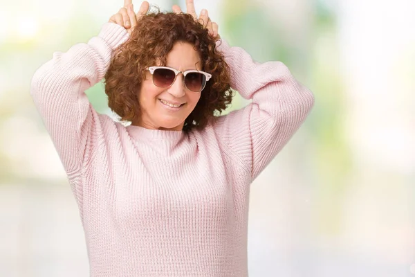 Hermosa Mujer Mediana Edad Ager Usando Suéter Rosa Gafas Sol —  Fotos de Stock