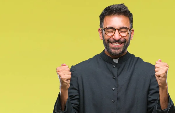 Adulto Hispânico Padre Católico Homem Sobre Fundo Isolado Animado Para — Fotografia de Stock