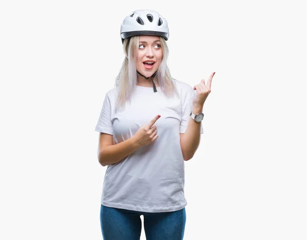 Jovem Loira Usando Capacete Segurança Ciclista Sobre Fundo Isolado Sorrindo — Fotografia de Stock