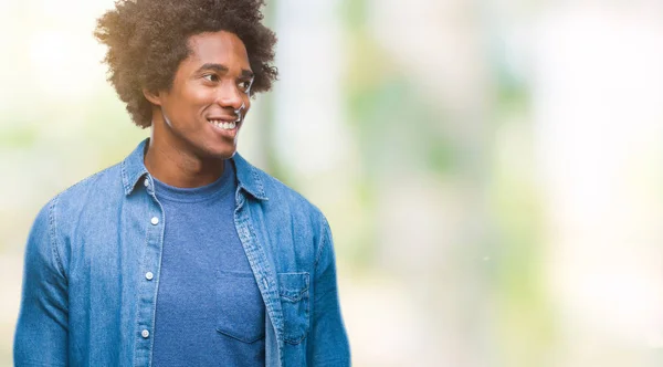 Afro Amerikansk Man Över Isolerade Bakgrund Tittar Bort Till Sida — Stockfoto