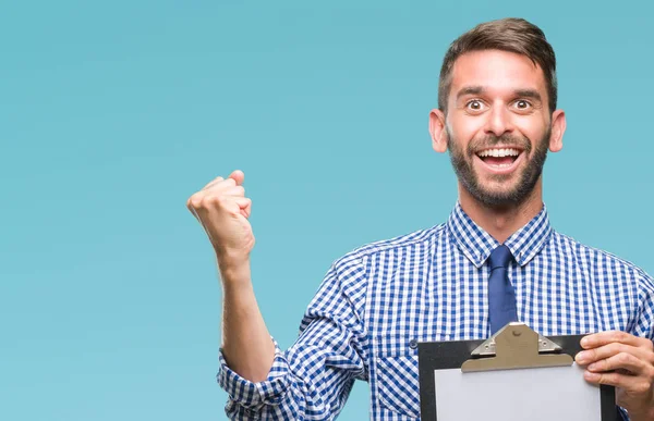 Junger Gutaussehender Geschäftsmann Hält Klemmbrett Über Isoliertem Hintergrund Und Schreit — Stockfoto