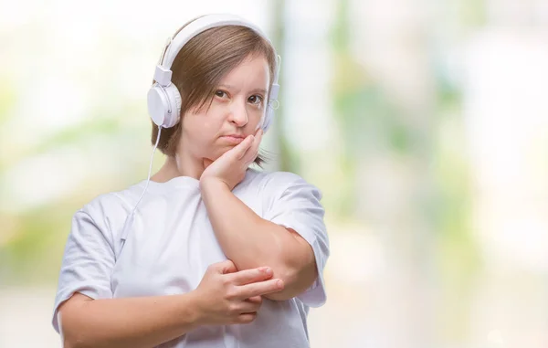 Mujer Adulta Joven Con Síndrome Que Usa Auriculares Sobre Fondo — Foto de Stock