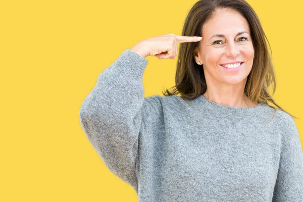 Mulher Meia Idade Bonita Usando Camisola Inverno Sobre Fundo Isolado — Fotografia de Stock