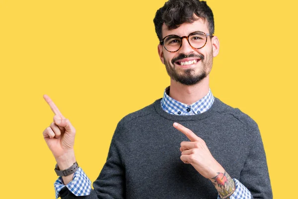 Jovem Bonito Inteligente Homem Vestindo Óculos Sobre Isolado Fundo Sorrindo — Fotografia de Stock