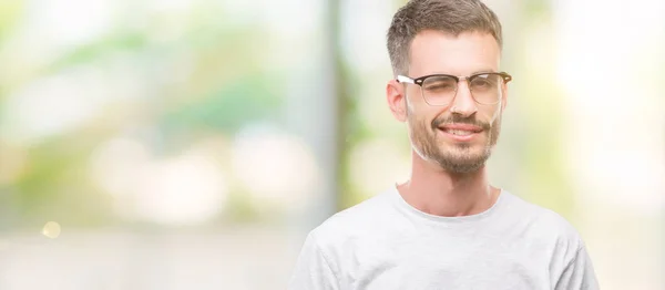 Jovem Tatuado Adulto Homem Piscando Olhando Para Câmera Com Expressão — Fotografia de Stock