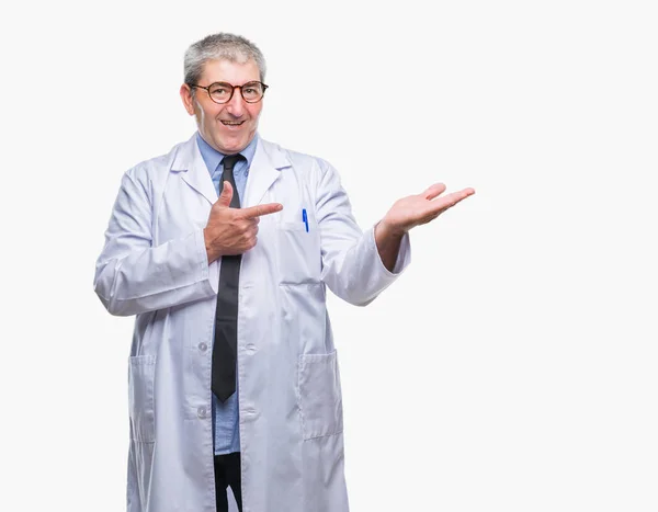 英俊的资深医生 科学家专业的人穿着白色外套在孤立的背景惊讶和微笑着对着镜头 同时提出用手和手指指着 — 图库照片
