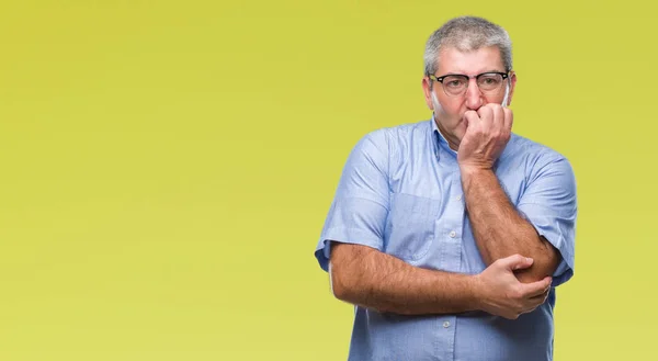 Gutaussehender Älterer Mann Mit Brille Vor Isoliertem Hintergrund Der Gestresst — Stockfoto