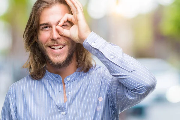 Jovem Homem Bonito Com Cabelos Longos Sobre Fundo Isolado Fazendo — Fotografia de Stock