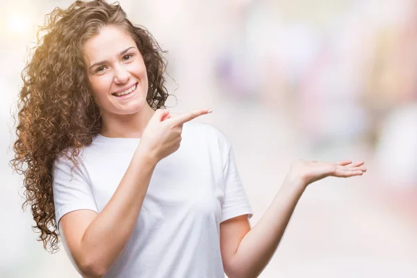 Hermosa Morena Pelo Rizado Joven Con Camiseta Casual Sobre Fondo — Foto de Stock